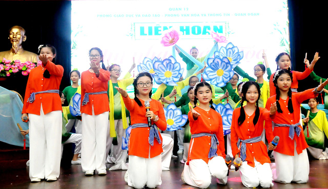 Tiếc mục trình diễn của đội thi Trường THCS Nguyễn Chí Thanh, quận 12. Ảnh: NGUYỄN HƯNG