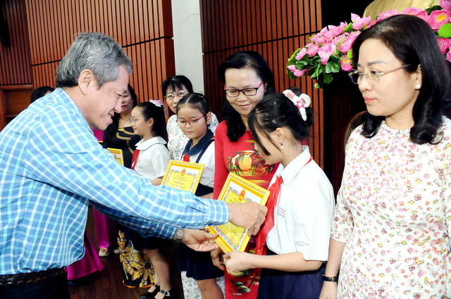 Thầy Khưu Mạnh Hùng (trưởng phòng Giáo dục và Đào tạo quận 12) trao khen thưởng cho các đội thi đạt giải cao. Ảnh: NGUYỄN HƯNG
