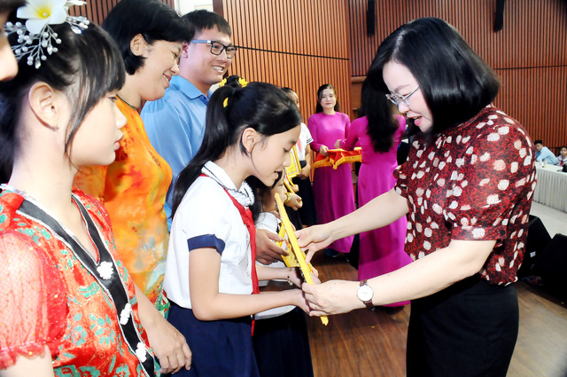 Cô Võ Thị Chính (phó chủ tịch UBND quận 12) trao khen thưởng cho các đội thi đạt giải cao. Ảnh: NGUYỄN HƯNG