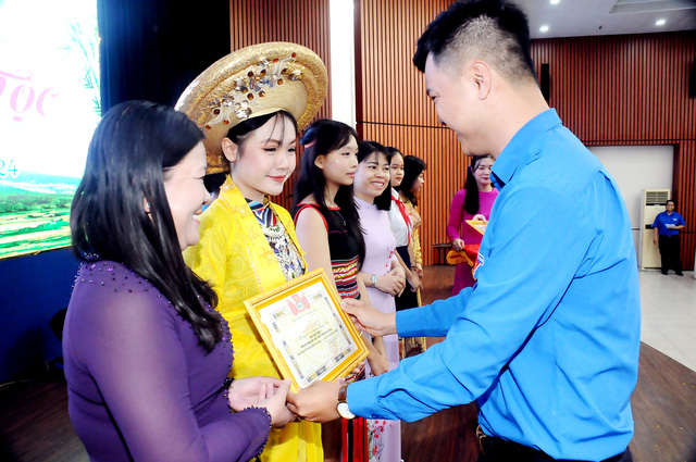 Anh Nguyễn Hoài Bảo (bí thư Quận Đoàn – giám đốc Nhà thiếu nhi quận 12) trao khen thưởng cho các đội thi đạt giải cao. Ảnh: NGUYỄN HƯNG