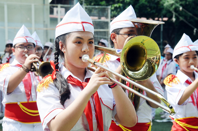 Phần trình diễn trống kèn của liên đội Trường THCS Đồng Khởi (quận 1). Ảnh: NGUYỄN HƯNG