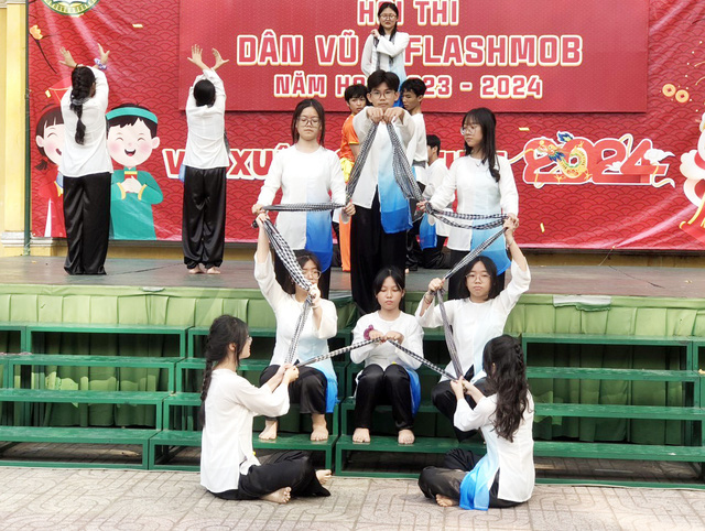 Các đội thi trình diễn p[hần nhảy flashmob của mình. Ảnh: NGUYỄN HƯNG