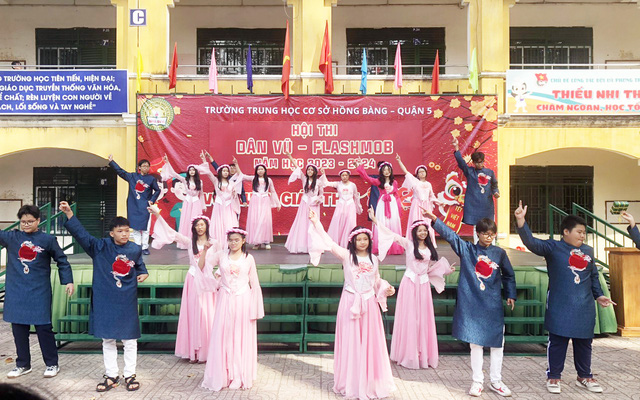 Dưới sân khấu, các đội thi cũng hoàn thành trình diễn phần nhảy flashmob của mình. Ảnh: NGUYỄN HƯNG