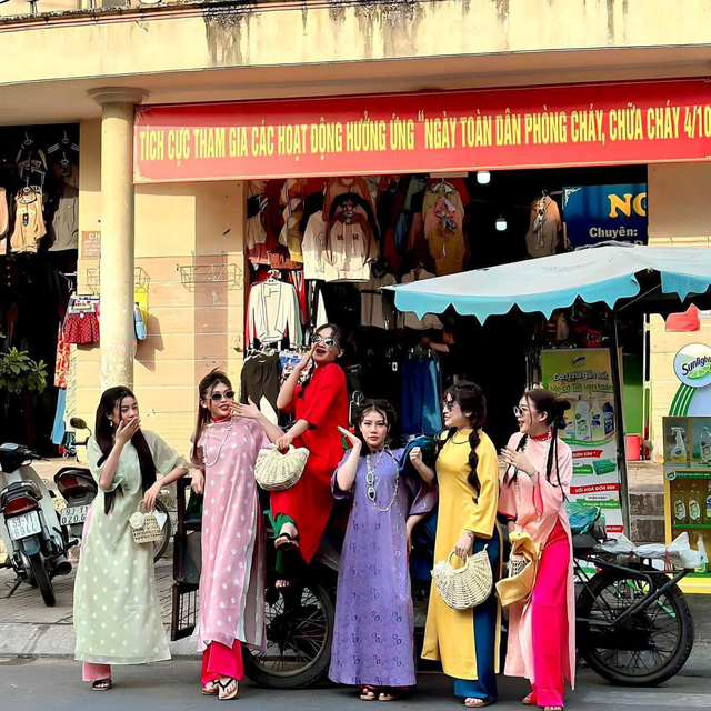 Chợ Hóc Môn hút khách chụp ảnh dịp cận Tết- Ảnh 1.