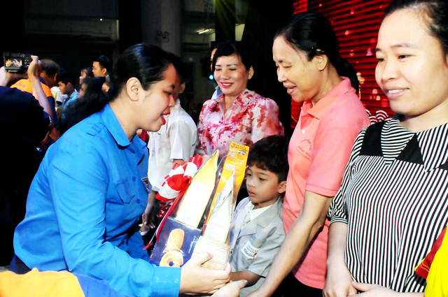 Chị Trịnh Thị Hiền Trân (chủ tịch Hội đồng Đội TP.HCM)  trao quà xuân cho các bạn nhỏ tại liên hoan. Ảnh: NGUYỄN HƯNG