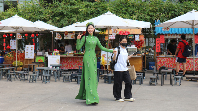 Đường mai rực rỡ tại Lễ hội Tết Việt Giáp Thìn mở cửa đón khách- Ảnh 2.