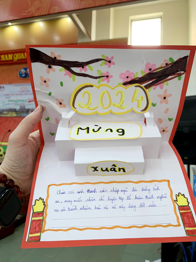 Những tấm thiệp xuân gửi tặng các anh tân binh nhập ngũ của đội viên Trường THCS Đồng Khởi (quận Tân Phú). Ảnh: NGUYỄN HƯNG