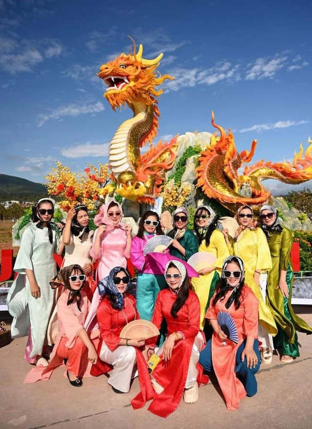 Các cô gái Lào sang check - in với lin vật rồng Quảng Trị - Ảnh: Yuis Ppk