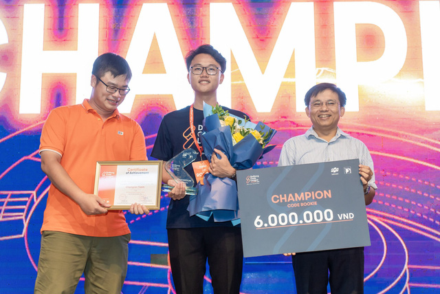 Lê Thiên Quân (giữa) vô địch Cuộc thi lập trình Danang Code League năm 2023 - Ảnh: NVCC