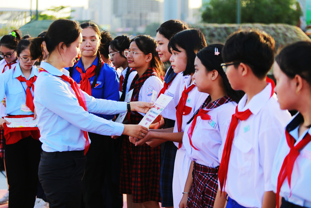 Chị Phạm Thị Thảo Linh (trưởng ban Thiếu nhi Thành Đoàn TP.HCM) trao giấy thông hành cho các đội thi. Ảnh: NGUYỄN HƯNG