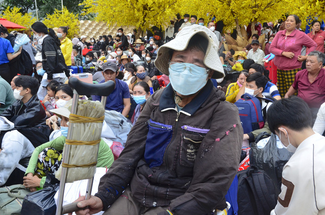 Chuyến xe mùa Xuân đưa 2.200 sinh viên, người lao động nghèo về quê đón Tết- Ảnh 9.