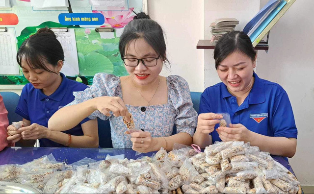 Thầy cô Trường THCS Đồng Đen tự tay làm bánh mứt cho hội Xuân- Ảnh 3.