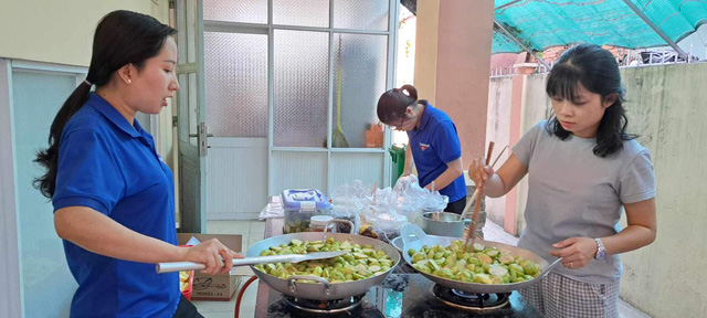Thầy cô Trường THCS Đồng Đen tự tay làm bánh mứt cho hội Xuân- Ảnh 1.