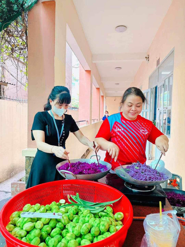 Thầy cô Trường THCS Đồng Đen tự tay làm bánh mứt cho hội Xuân- Ảnh 2.