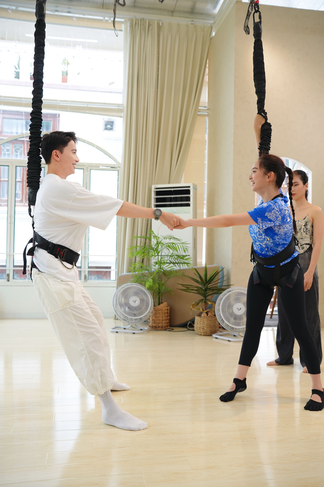 S.T Sơn Thạch 'dụ' Kaity Nguyễn thử sức với Bungee Dance- Ảnh 1.