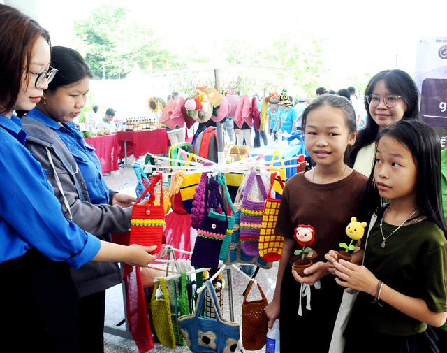 Các bạn học sinh tìm hiểu sản phẩm thân thiện với môi trường tại Ngày hội tái chế- Ảnh: NGUYỄN HƯNG