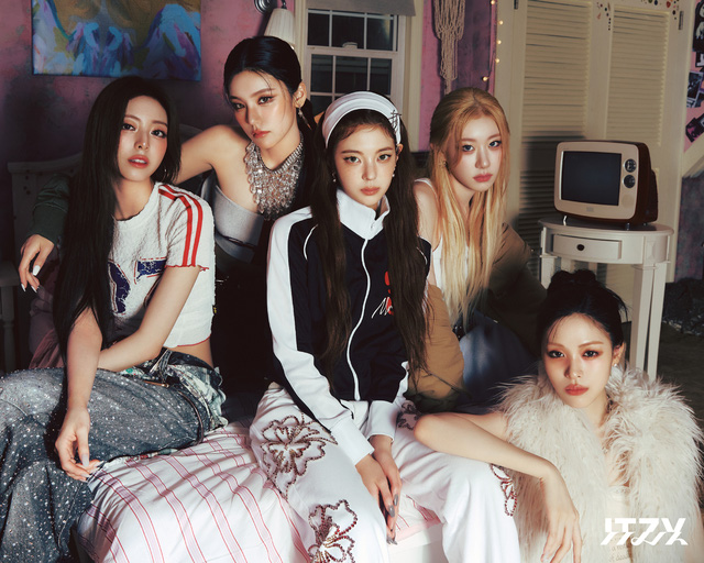 Lia tái xuất cùng ITZY trong MV Gold sau hơn 1 năm ở ẩn- Ảnh 1.