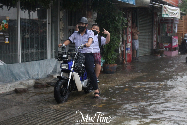 Mưa lớn, triều cường ngập nửa bánh xe, học sinh chật vật về nhà- Ảnh 10.