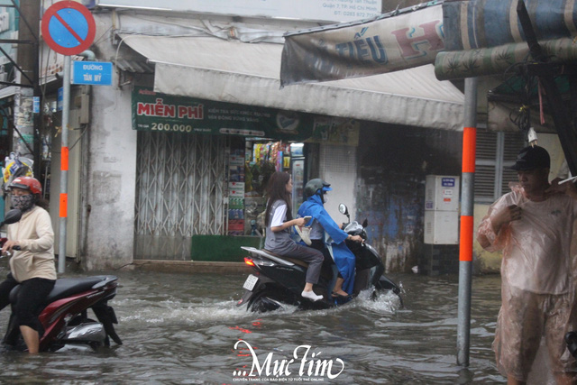 Mưa lớn, triều cường ngập nửa bánh xe, học sinh chật vật về nhà- Ảnh 11.