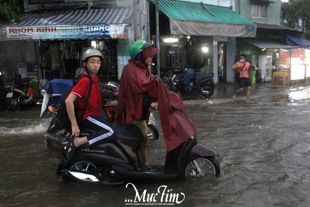 Mưa lớn, triều cường ngập nửa bánh xe, học sinh chật vật về nhà- Ảnh 12.