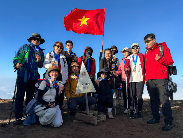 Check-in trên đỉnh Tà Chì Nhù - Ảnh: THỪA HÒA