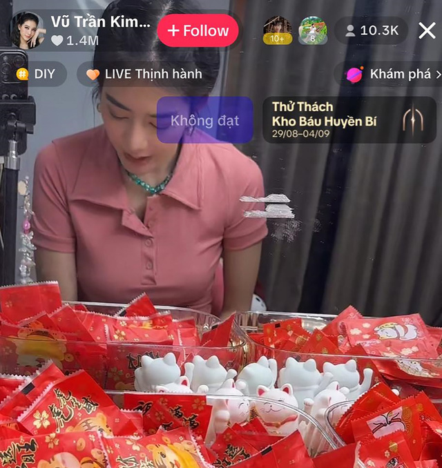 Phiên livestream khui túi mù hơn 10 nghìn lượt xem của diễn viên Kim Nhã - Ảnh: NVCC