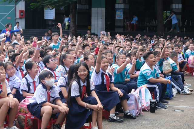 Học trò Trường tiểu học Nguyễn Văn Trỗi rộn ràng làm theo báo Đội- Ảnh 1.