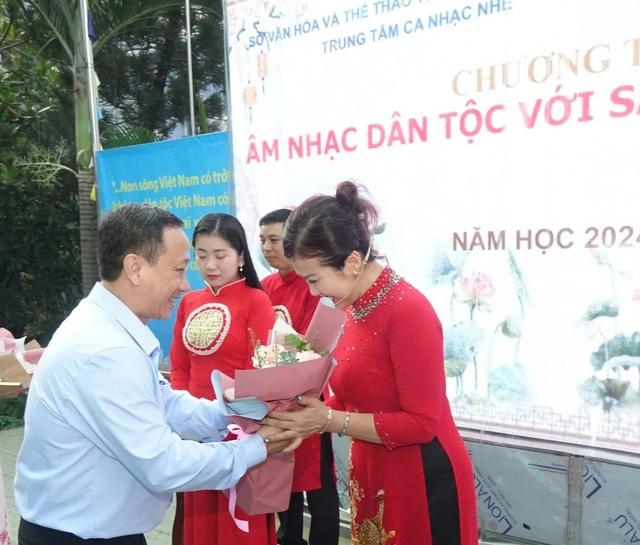 Học sinh Trường THPT Nguyễn Trãi trải nghiệm âm nhạc dân tộc- Ảnh 7.