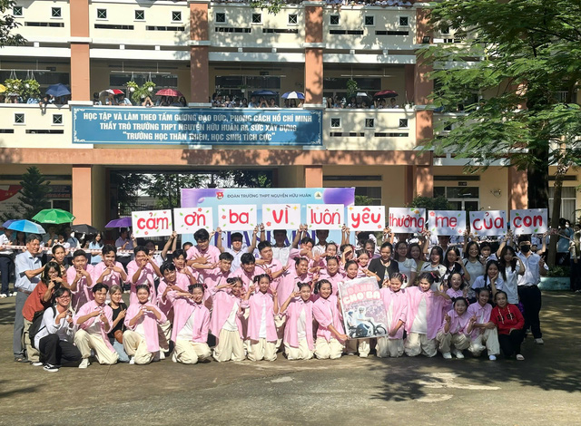 Xúc động màn flashmob dành tặng cha của teen Trường THPT Nguyễn Hữu Huân- Ảnh 6.