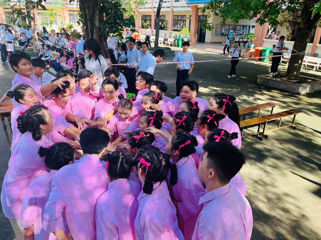 Xúc động màn flashmob dành tặng cha của teen Trường THPT Nguyễn Hữu Huân- Ảnh 4.