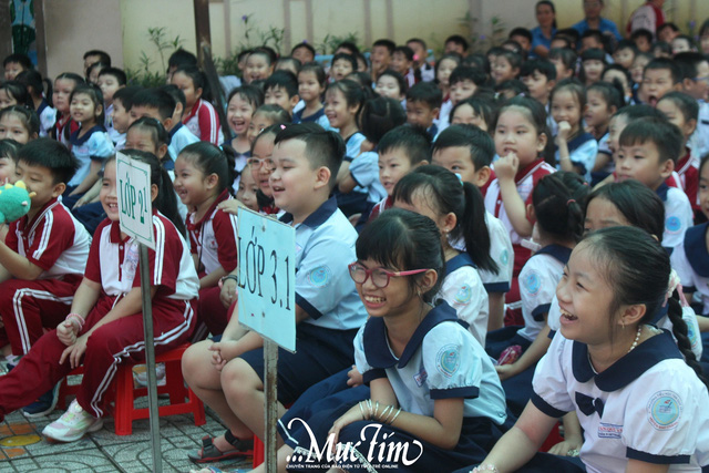 Đội mũ bảo hiểm đúng cách, để học trò Trường tiểu học Tân Quý Tây chỉ cho!- Ảnh 5.