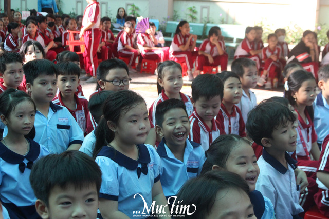 Đội mũ bảo hiểm đúng cách, để học trò Trường tiểu học Tân Quý Tây chỉ cho!- Ảnh 6.