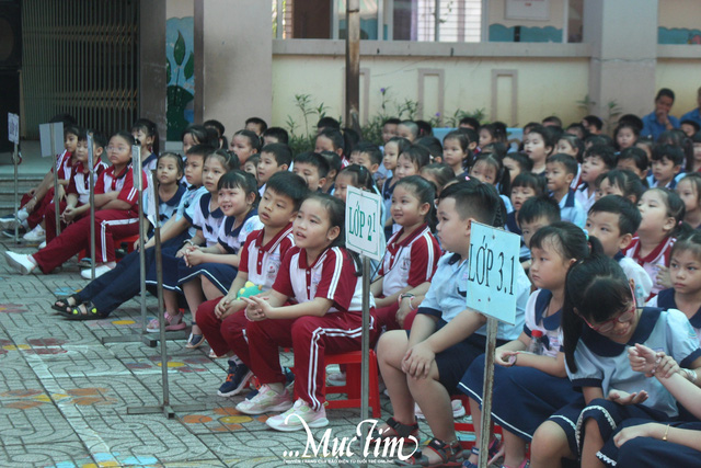 Đội mũ bảo hiểm đúng cách, để học trò Trường tiểu học Tân Quý Tây chỉ cho!- Ảnh 7.