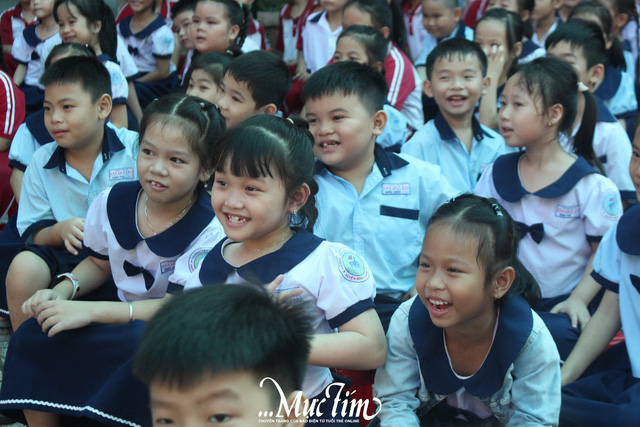 Đội mũ bảo hiểm đúng cách, để học trò Trường tiểu học Tân Quý Tây chỉ cho!- Ảnh 8.