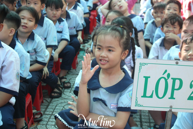 Đội mũ bảo hiểm đúng cách, để học trò Trường tiểu học Tân Quý Tây chỉ cho!- Ảnh 11.