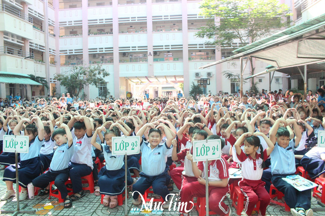 Đội mũ bảo hiểm đúng cách, để học trò Trường tiểu học Tân Quý Tây chỉ cho!- Ảnh 16.