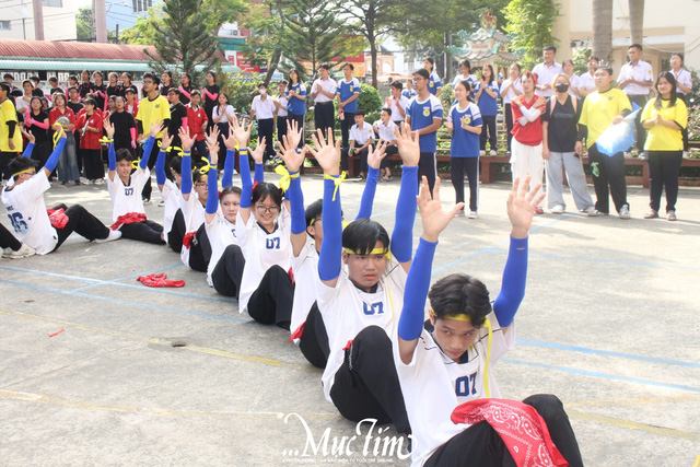 Teen Trường THPT Lý Thường Kiệt 'flex' thầy cô qua bữa tiệc flashmob đầy màu sắc- Ảnh 2.