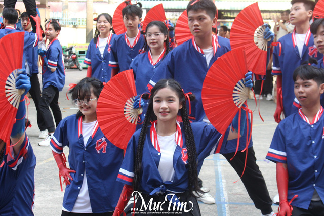 Teen Trường THPT Lý Thường Kiệt 'flex' thầy cô qua bữa tiệc flashmob đầy màu sắc- Ảnh 1.