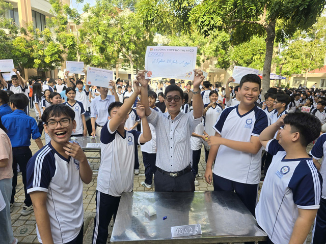 Thầy trò Trường THPT Hồ Thị Bi cùng 'hợp sức' tranh tài mừng Ngày Nhà giáo Việt Nam- Ảnh 6.