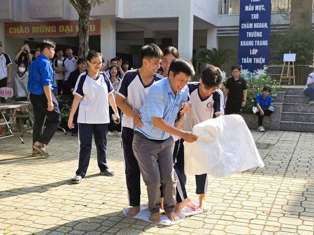 Thầy trò Trường THPT Hồ Thị Bi cùng 'hợp sức' tranh tài mừng Ngày Nhà giáo Việt Nam- Ảnh 8.