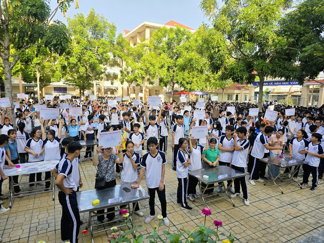 Thầy trò Trường THPT Hồ Thị Bi cùng 'hợp sức' tranh tài mừng Ngày Nhà giáo Việt Nam- Ảnh 1.