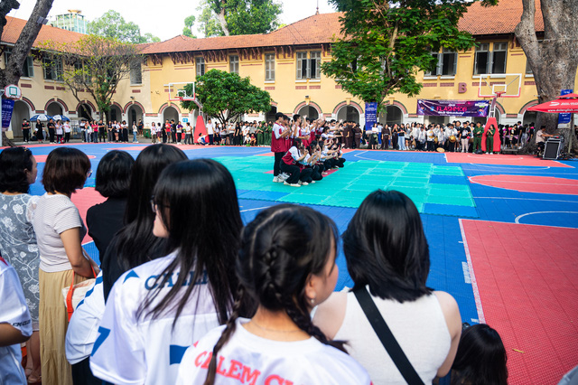 Teen Trường THPT Marie Curie rộn ràng nhảy flashmob mừng 20-11 - Ảnh 3.