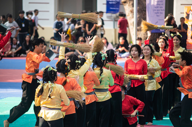 Teen Trường THPT Marie Curie rộn ràng nhảy flashmob mừng 20-11 - Ảnh 2.