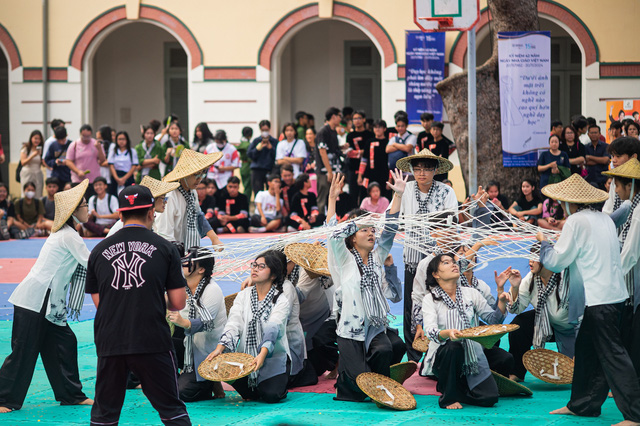 Teen Trường THPT Marie Curie rộn ràng nhảy flashmob mừng 20-11 - Ảnh 1.