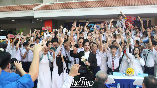 Rực sáng ngọn đuốc khởi đầu thập kỷ thứ ba của Trường THPT Nguyễn Hữu Thọ- Ảnh 5.