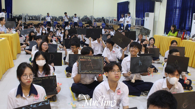 Teen Trường THPT Nguyễn Khuyến học luật giao thông qua Rung chuông vàng- Ảnh 1.