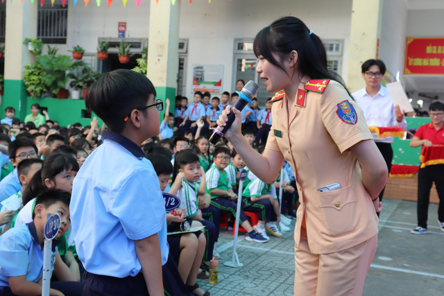 Học sinh Trường tiểu học Đặng Nguyên Cẩn hào hứng học an toàn giao thông- Ảnh 4.