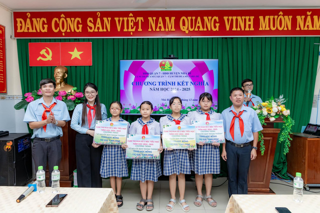 Hội đồng Đội quận 7 trao học bổng cho các bạn đội viên huyện Nhà Bè - Ảnh: NGUYỄN DƯƠNG MINH THƯ