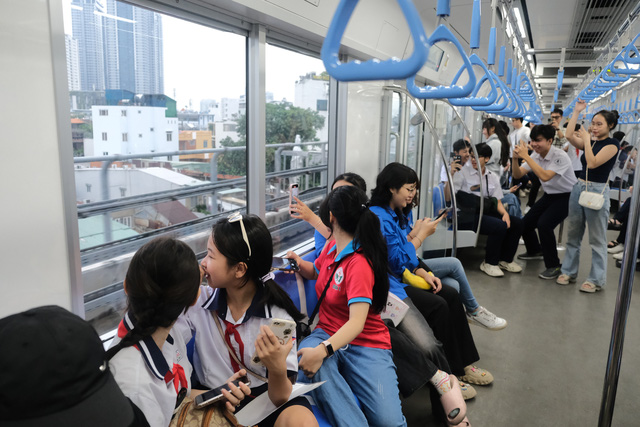 Tấp nập trải nghiệm tuyến metro số 1, khách du lịch nước ngoài cũng háo hức- Ảnh 1.