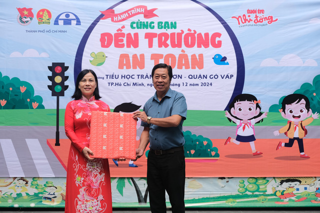 Học sinh Trường tiểu học Trần Văn Ơn học cách lên xe máy an toàn- Ảnh 3.